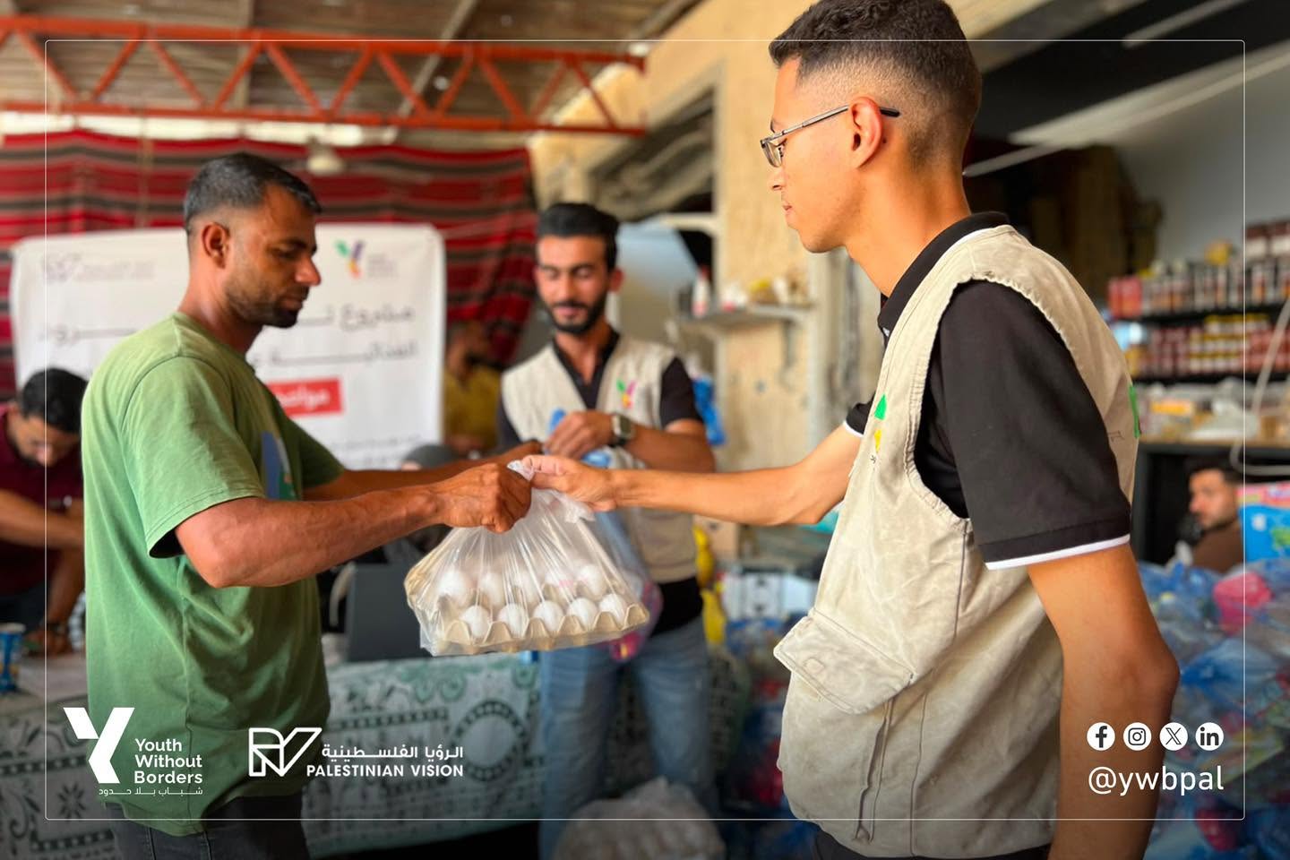 distribute food parcels to displaced families in the Al-Mawasi area of
Khan Younis - gallery image 3